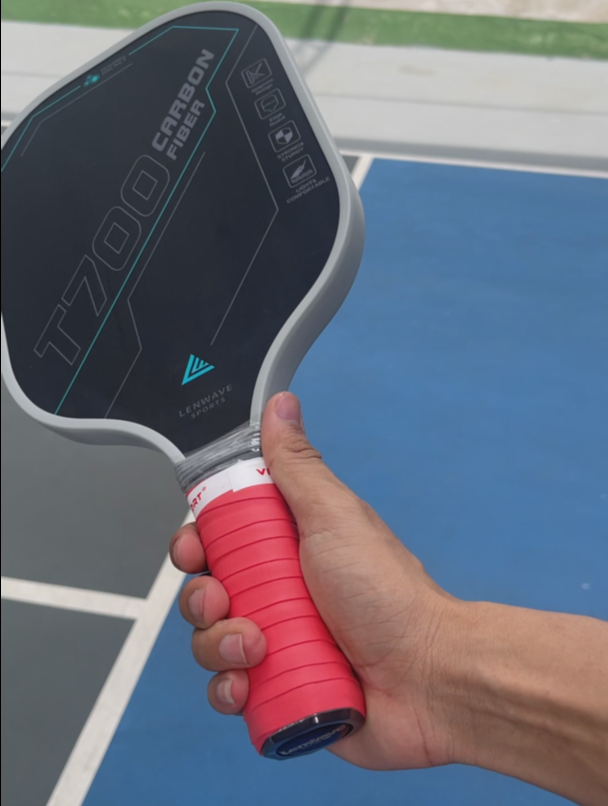 Thiết kế cầm nắm chắc chắn của vợt, quán cán VIVN SPORT